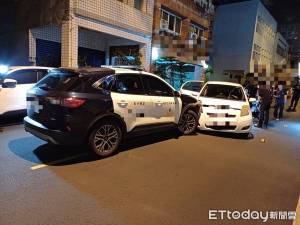 ▲▼警車擋住去路，毒嫌郭男竟開車衝撞警車，警被迫朝車輪連開三槍後成功逮人。（圖／記者游芳男翻攝，下同）