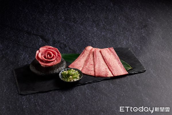 ▲「Oh my! 原燒」新推出「牛舌饗宴」，內含浪漫的牛舌玫瑰花和蔥鹽牛舌。（圖／王品提供）