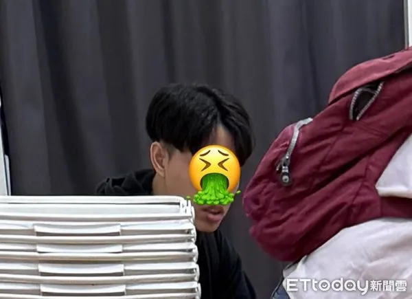 ▲黑衣男疑似持手機在試衣間偷拍遭警方帶返所。（圖／記者楊熾興翻攝）