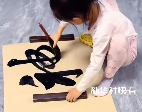 ▲▼6歲女孩超強書法功力。（圖／翻攝自微博）