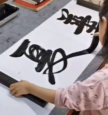 ▲▼6歲女孩超強書法功力。（圖／翻攝自微博）