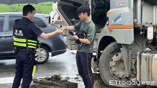 ▲國道3號竹南交流道匝道口，中午發生砂石車衝撞分隔島事故，所幸無人受傷。（圖／記者楊永盛攝）