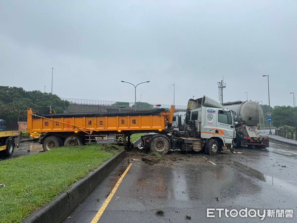 ▲國道3號竹南交流道匝道口，中午發生砂石車衝撞分隔島事故，所幸無人受傷。（圖／記者楊永盛攝）