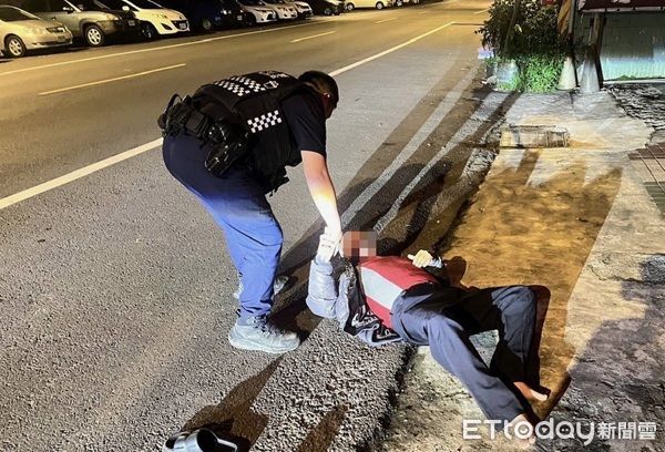 ▲葉姓男子深夜偷偷外出，身體不適倒臥路旁。（圖／大園警分局提供）