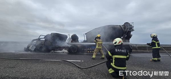 ▲▼      台61水泥車連撞3車後起火，2人無心跳送醫       。（圖／記者林東良翻攝）