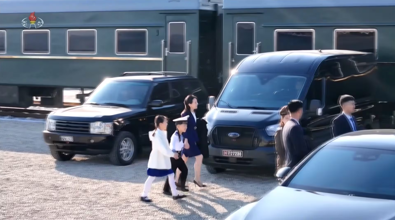 ▲▼2名孩童站在金與正身旁，疑似是金與正的一對子女。（圖／翻攝自朝鮮中央電視台）