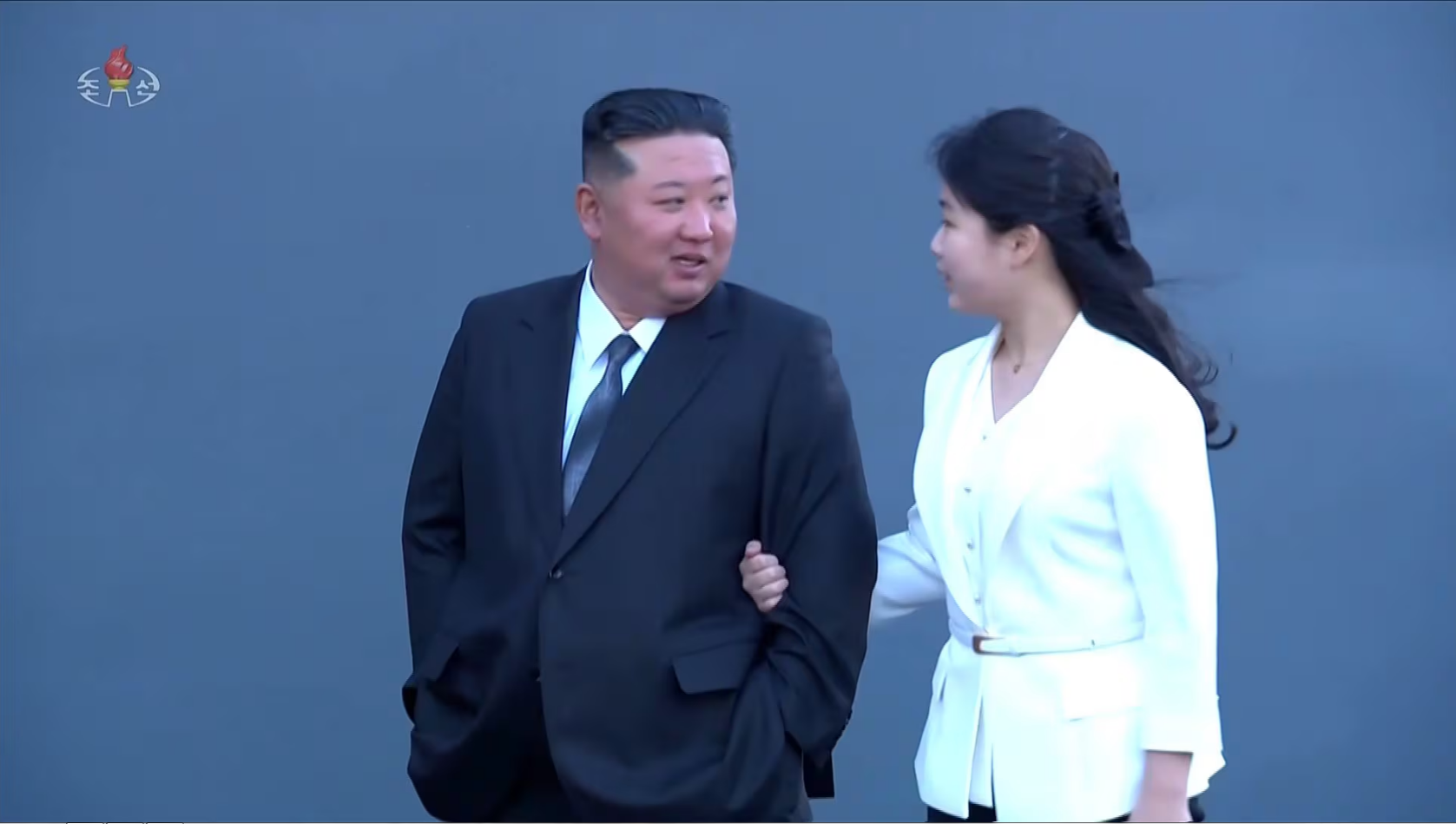 ▲▼金主愛牽著父親金正恩的手，在耳邊說悄悄話。（圖／翻攝自朝鮮中央電視台）