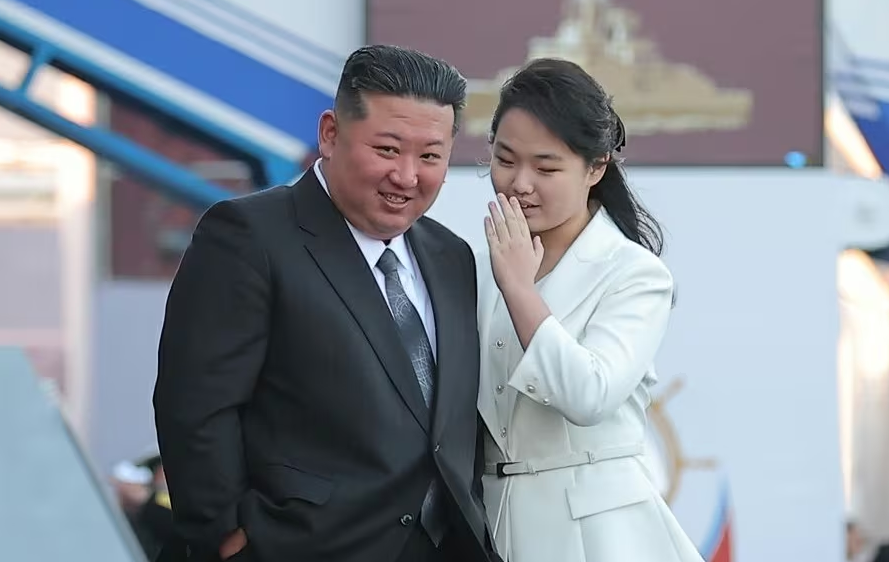 ▲▼金主愛牽著父親金正恩的手，在耳邊說悄悄話。（圖／翻攝自朝鮮中央電視台）