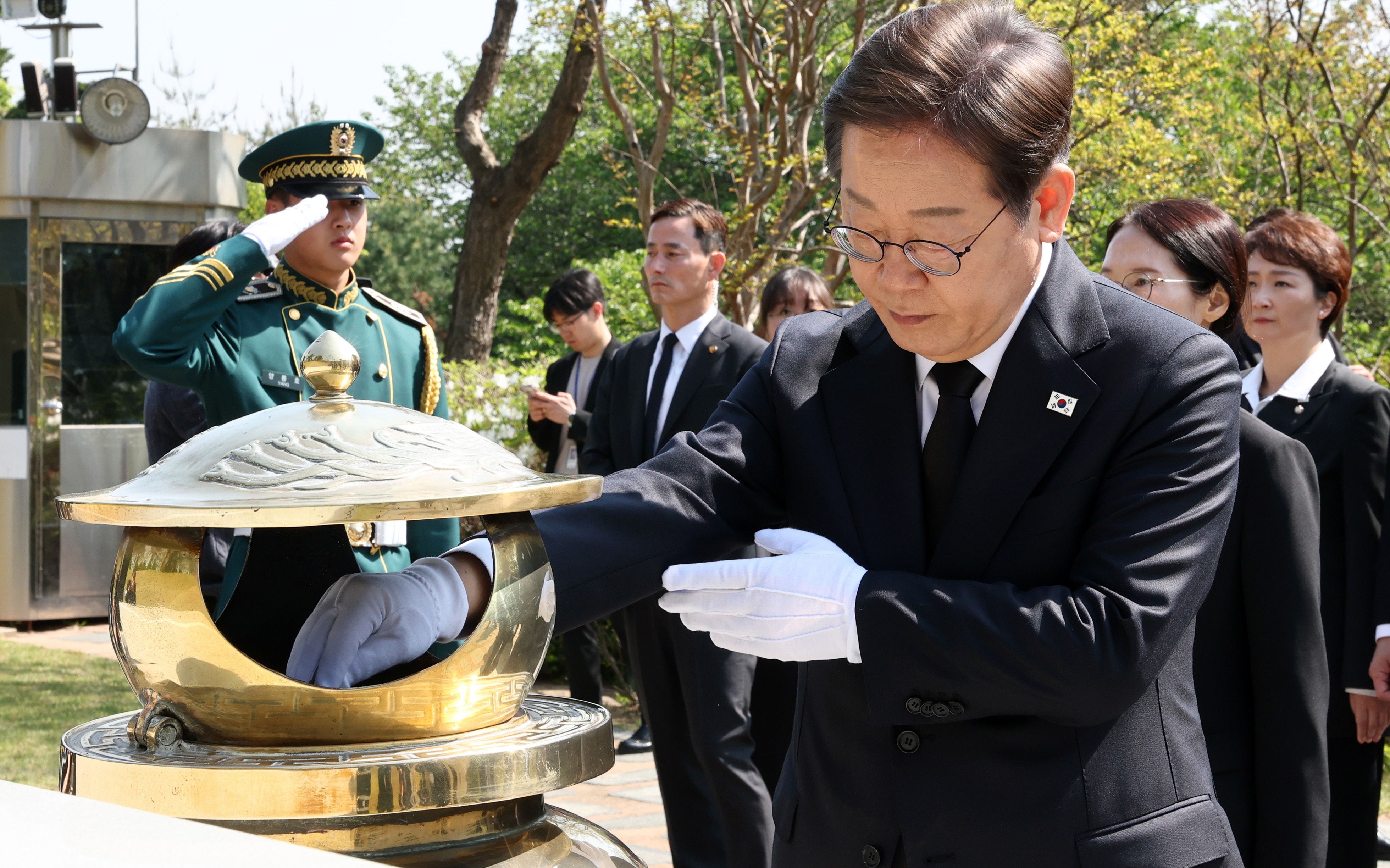 ▲▼代表共同民主黨參選南韓總統的李在明，28日參謁首爾顯忠院。（圖／達志影像）