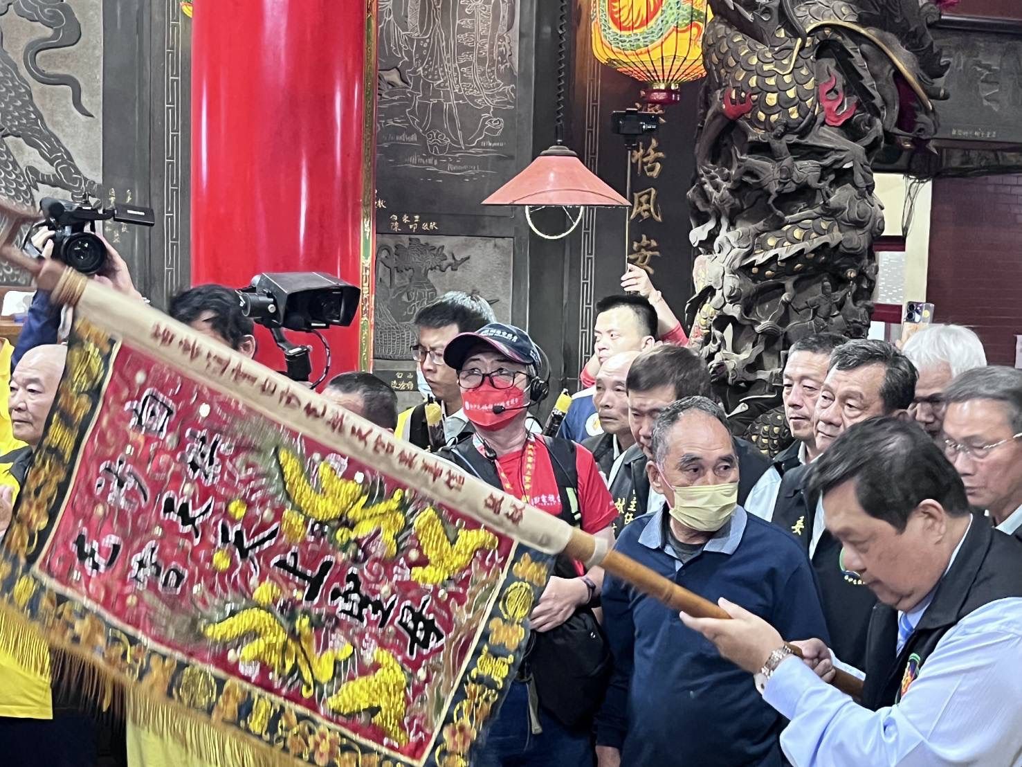 ▲拱天宮昨深夜舉行放頭旗儀式，揭開今年北港進香期程；今年報名追隨粉紅超跑高達33萬人，創下歷史新高紀錄。（圖／白沙屯媽祖網路電視台長駱調彬提供）