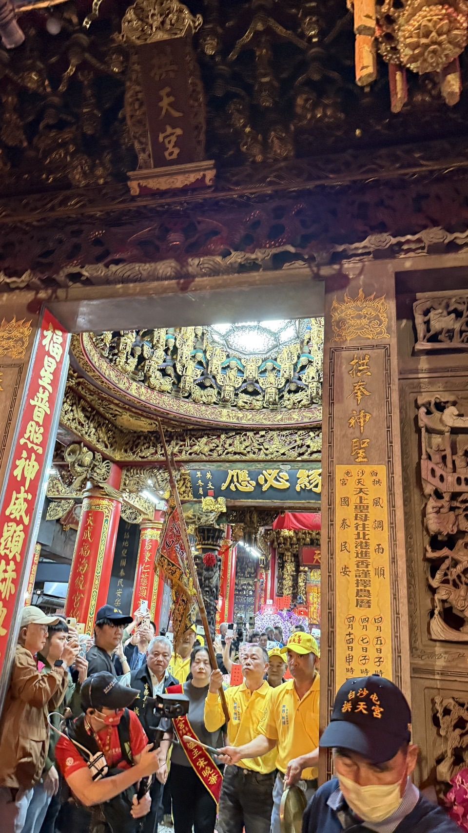 ▲拱天宮昨深夜舉行放頭旗儀式，揭開今年北港進香期程；今年報名追隨粉紅超跑高達33萬人，創下歷史新高紀錄。（圖／白沙屯媽祖網路電視台長駱調彬提供）