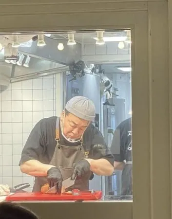 ▲▼白種元爭議狂燒！《黑白大廚2》驚爆難產　被拍到「法國憔悴切肉」。（圖／翻攝自韓網、Netflix）