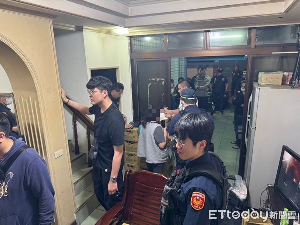 ▲龍潭警方經多日埋伏、監控與現場蒐證，一舉破獲職業賭場。（圖／龍潭警分局提供）
