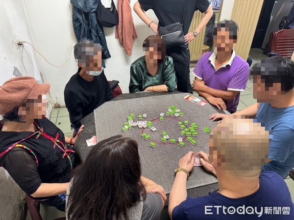 ▲▼賭興正濃的賭客看到警方衝入，一陣傻眼全呆住，並查獲象棋賭具。（圖／龍潭警分局提供）