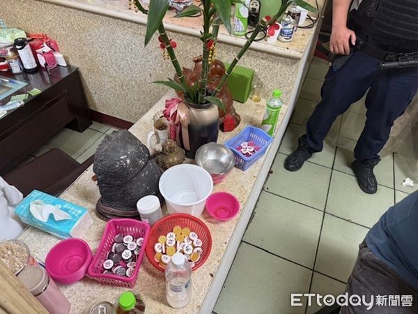 ▲▼賭興正濃的賭客看到警方衝入，一陣傻眼全呆住，並查獲象棋賭具。（圖／龍潭警分局提供）