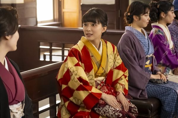 ▲▼ 芳根京子甜演昭和新娘　認了「一見鍾情」：直覺購物跑回去買。（圖／翻攝自friDay影音、官方X）