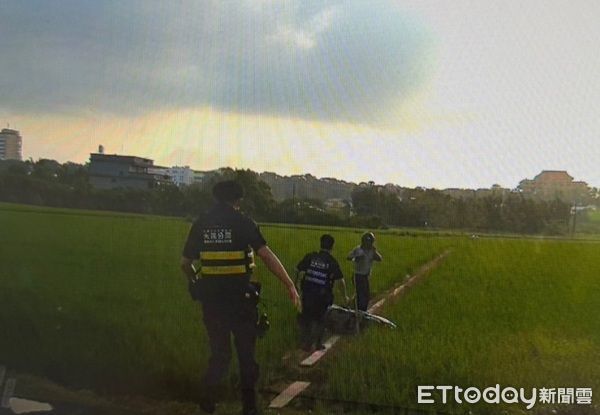 ▲▼張男為逃避警方追緝騎入農田小路卻直接「犁田」，為自後趕到的員警秒逮捕。（圖／大溪警分局提供）