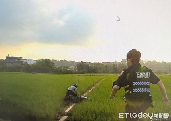 ▲▼張男為逃避警方追緝騎入農田小路卻直接「犁田」，為自後趕到的員警秒逮捕。（圖／大溪警分局提供）