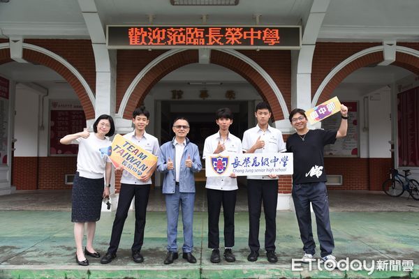 ▲長榮中學校長許德勝（中）與指導老師們一同勉勵獲獎學生，期許在全國賽事再創高峰。（圖／記者林東良翻攝，下同）