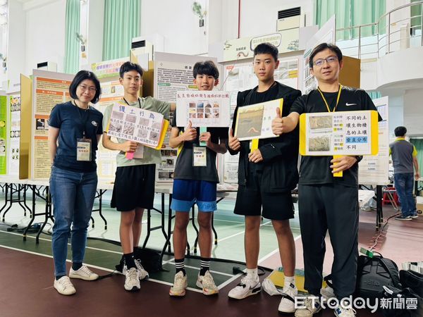 ▲長榮中學校長許德勝（中）與指導老師們一同勉勵獲獎學生，期許在全國賽事再創高峰。（圖／記者林東良翻攝，下同）