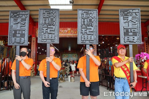 ▲六房天上聖母執事牌2對為清光緒15年製，超過百年，已列入文資保存登錄古物，日後不參與過爐遶境。（圖／記者游瓊華翻攝）