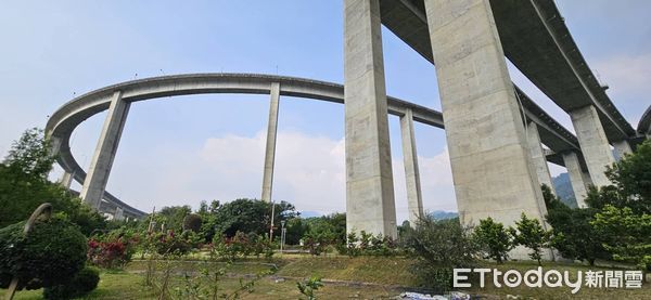 ▲國道6號橋聳雲天路段，橋上與橋下距離約70公尺高，屢傳墜橋事件，5年來9人墜亡。（圖／記者高堂堯攝）