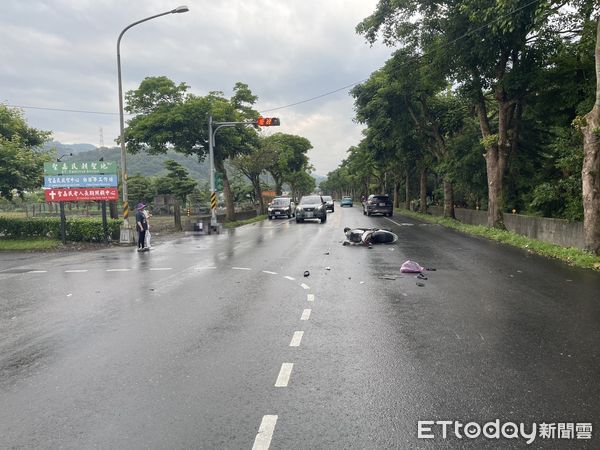 ▲▼宜蘭三星鄉一路口傳出機車相撞人車摔地意外。（圖／記者游芳男翻攝，下同）