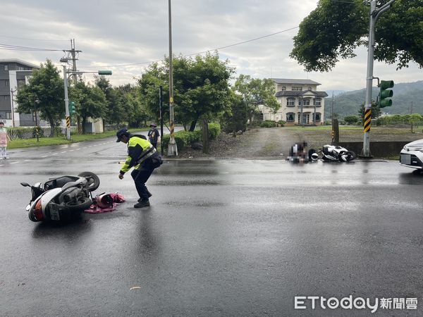 ▲▼宜蘭三星鄉一路口傳出機車相撞人車摔地意外。（圖／記者游芳男翻攝，下同）