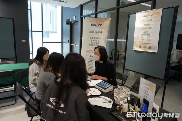 ▲嘉南藥理大學28日舉辦2025就業實習媒合會暨產業聯盟簽約儀式，42家企業共釋出500個職缺，現場盛況熱烈。（記者林東良翻攝，下同）