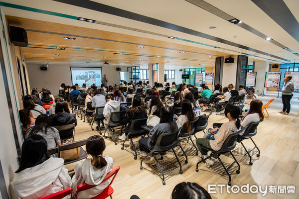 ▲嘉南藥理大學28日舉辦2025就業實習媒合會暨產業聯盟簽約儀式，42家企業共釋出500個職缺，現場盛況熱烈。（記者林東良翻攝，下同）