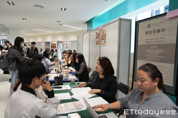 ▲嘉南藥理大學28日舉辦2025就業實習媒合會暨產業聯盟簽約儀式，42家企業共釋出500個職缺，現場盛況熱烈。（記者林東良翻攝，下同）