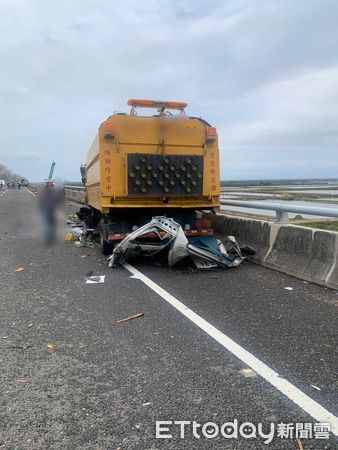 ▲台南市七股區台61線28日上午發生重大車禍，預拌混泥土車撞擊停放施工車輛後起火燃燒，釀成2死1傷悲劇。（記者林東良翻攝，下同）