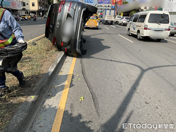 ▲▼高雄市楠梓區楠陽路發生一起自小客車翻覆的交通事故，熱心民眾將受困的女駕駛救出送醫。（圖／記者吳世龍翻攝）