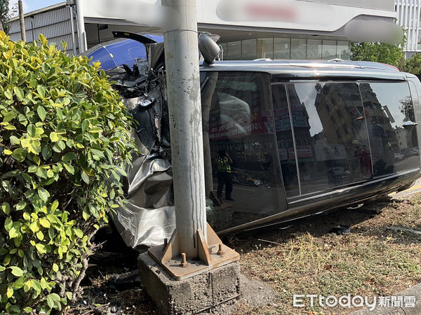 ▲▼高雄市楠梓區楠陽路發生一起自小客車翻覆的交通事故，熱心民眾將受困的女駕駛救出送醫。（圖／記者吳世龍翻攝）