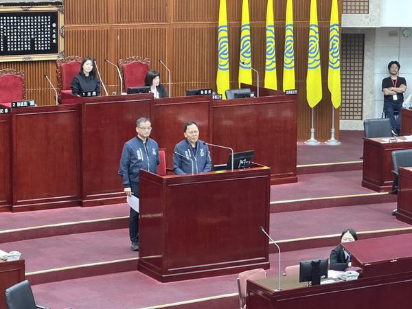 ▲▼台北市勞動局長王秋冬（右）、台北市勞動力重建運用處長陳昆鴻（左）。（圖／記者袁茵攝）