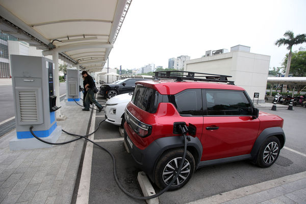 ▲▼正在充電的電動車。（圖／VCG）