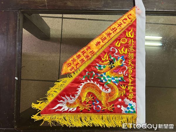 ▲縣府攜手北港朝天宮推出「乙巳年北港進香旗」，象徵延續百年香火與信仰傳統。（圖／記者游瓊華翻攝）