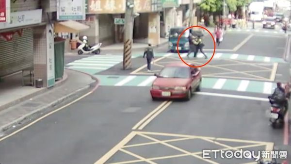 ▲▼吳姓園藝店員工遇盤查動手毆警，監視器拍下員警壓制吳男，紅衣熱心民眾協助員警壓制吳男             。（圖／記者陳以昇翻攝）