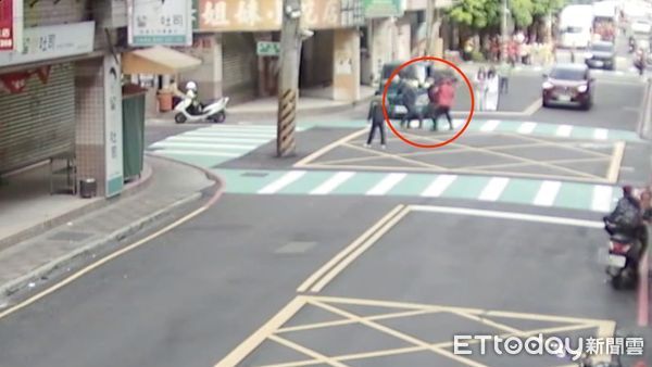 ▲▼吳姓園藝店員工遇盤查動手毆警，監視器拍下員警壓制吳男，紅衣熱心民眾協助員警壓制吳男             。（圖／記者陳以昇翻攝）