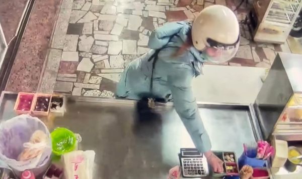 ▲台南永康區一間早餐店遭女賊當眾行竊，行為相當囂張，警方已積極追查中。（圖／翻攝自/threads/tch08859）