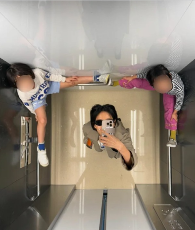 ▲金娜英曬出兒子們穿鞋把腳放在電梯扶手上的照片引發爭議。（圖／翻攝自金娜英Instagram）