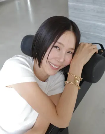 ▲金娜英曬出兒子們穿鞋把腳放在電梯扶手上的照片引發爭議。（圖／翻攝自金娜英Instagram）