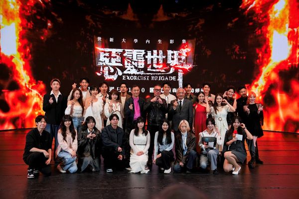 圖五：世新大學校長與學生演員們與校友演員一同合影。（圖／世新大學提供）