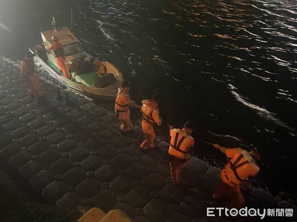▲▼澎湖出海釣小管失聯！整艘船漂流37海浬　海巡24小時內成功救援。（圖／記者陳洋翻攝）