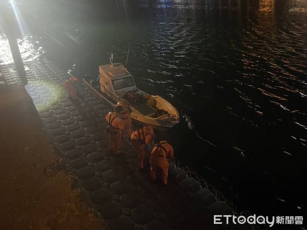 ▲▼澎湖出海釣小管失聯！整艘船漂流37海浬　海巡24小時內成功救援。（圖／記者陳洋翻攝）