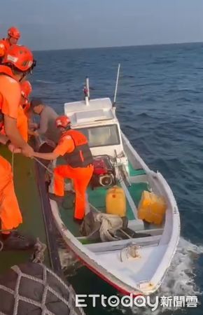 ▲▼澎湖出海釣小管失聯！整艘船漂流37海浬　海巡24小時內成功救援。（圖／記者陳洋翻攝）
