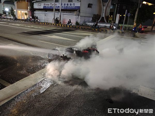 ▲台南市永康區28日晚間，一輛行駛中的電動機車突然起火，消防人員迅速撲滅火勢。（記者林東良翻攝，下同）