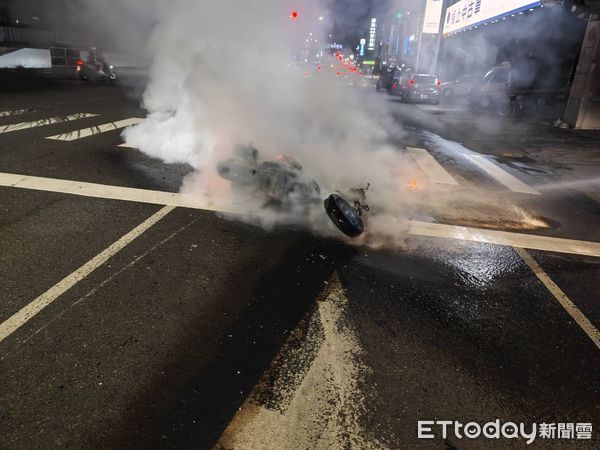 ▲台南市永康區28日晚間，一輛行駛中的電動機車突然起火，消防人員迅速撲滅火勢。（記者林東良翻攝，下同）