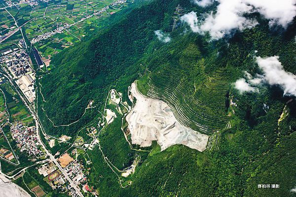 齊柏林《看見台灣》直擊花蓮遭水泥業者挖礦的「斷頭山」，畫面怵目驚心，竟成為花蓮縣府拉高礦稅的一大理由。（阿布電影提供）