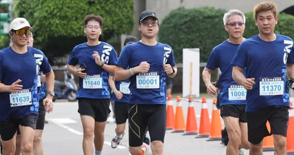 南山人壽董事長尹崇堯本身熱愛路跑，近期南山人壽陸續以冠名、贊助大型馬拉松活動，尹董現身賽場，對於他擔任董座三年來引領著南山大步邁前的成果，備受各界關注。（圖／南山人壽提供）